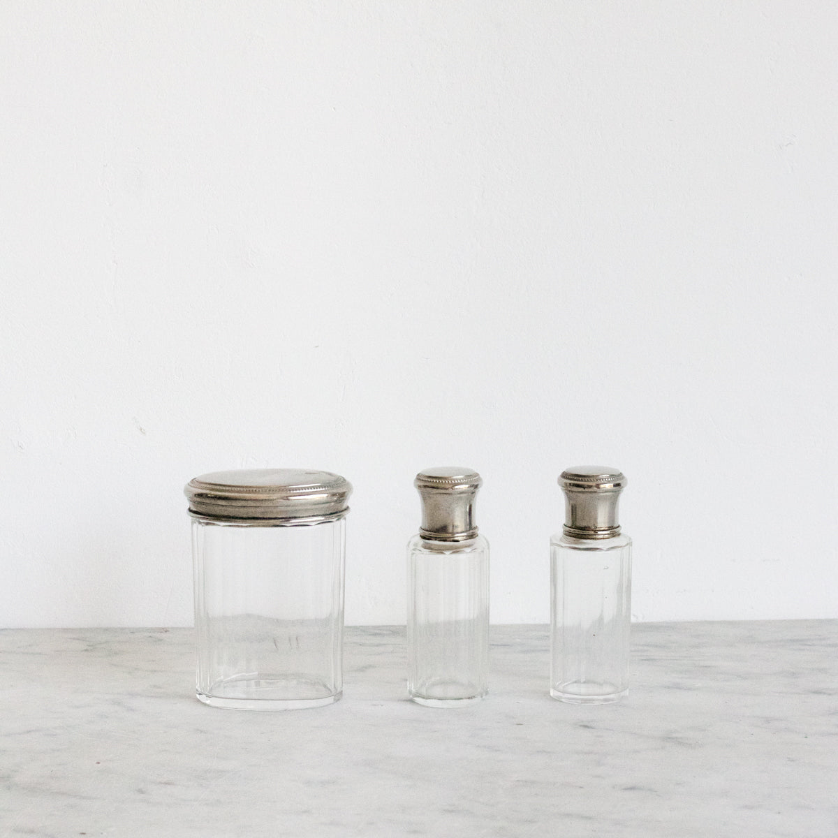 Trio de flacons de toilette en verre taillé