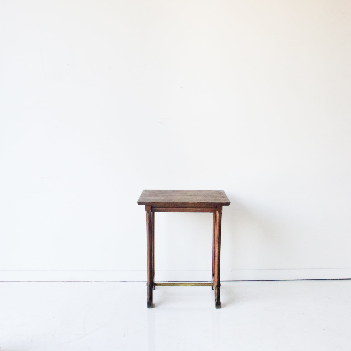 Table de bistrot en chêne avec traverse en laiton