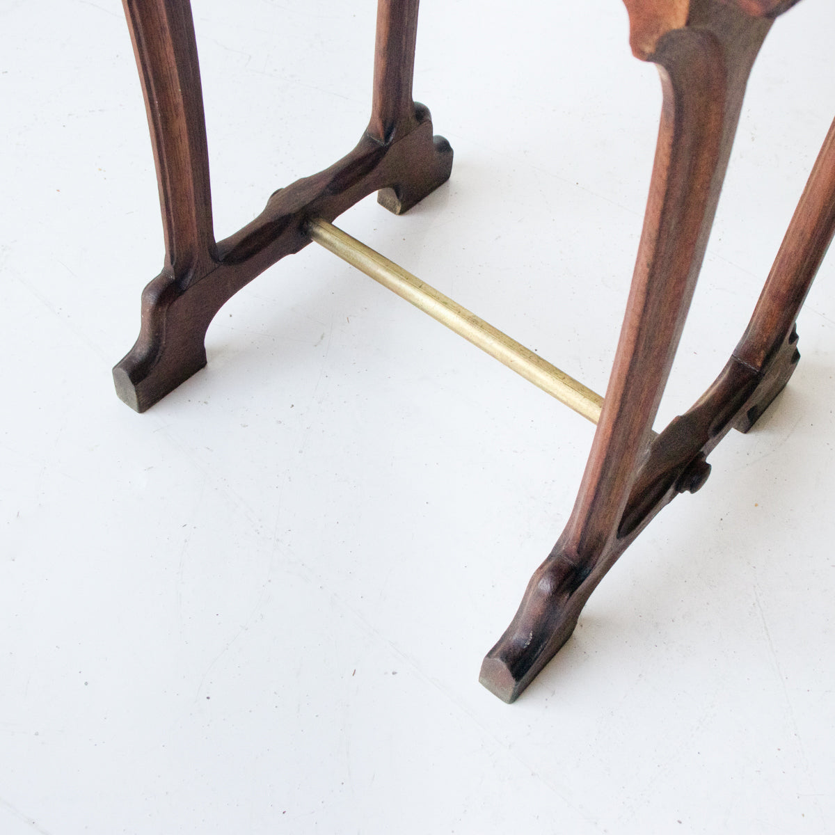 Table de bistrot en chêne avec traverse en laiton