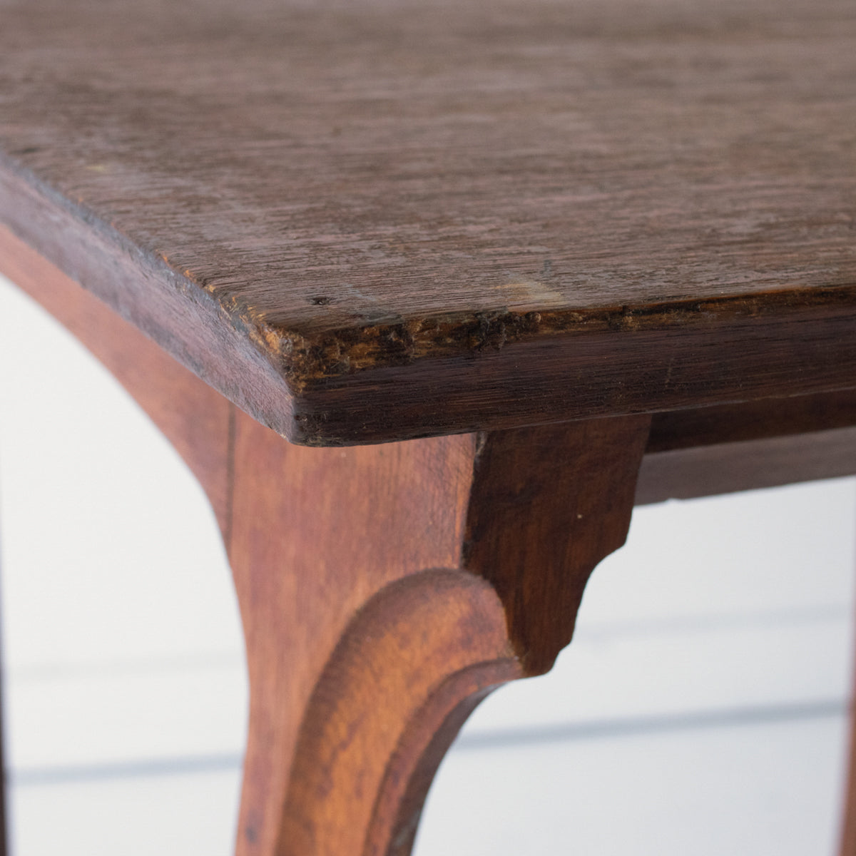 Table de bistrot en chêne avec traverse en laiton