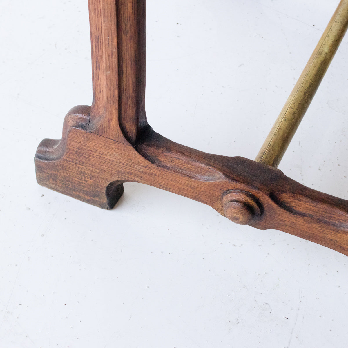 Table de bistrot en chêne avec traverse en laiton
