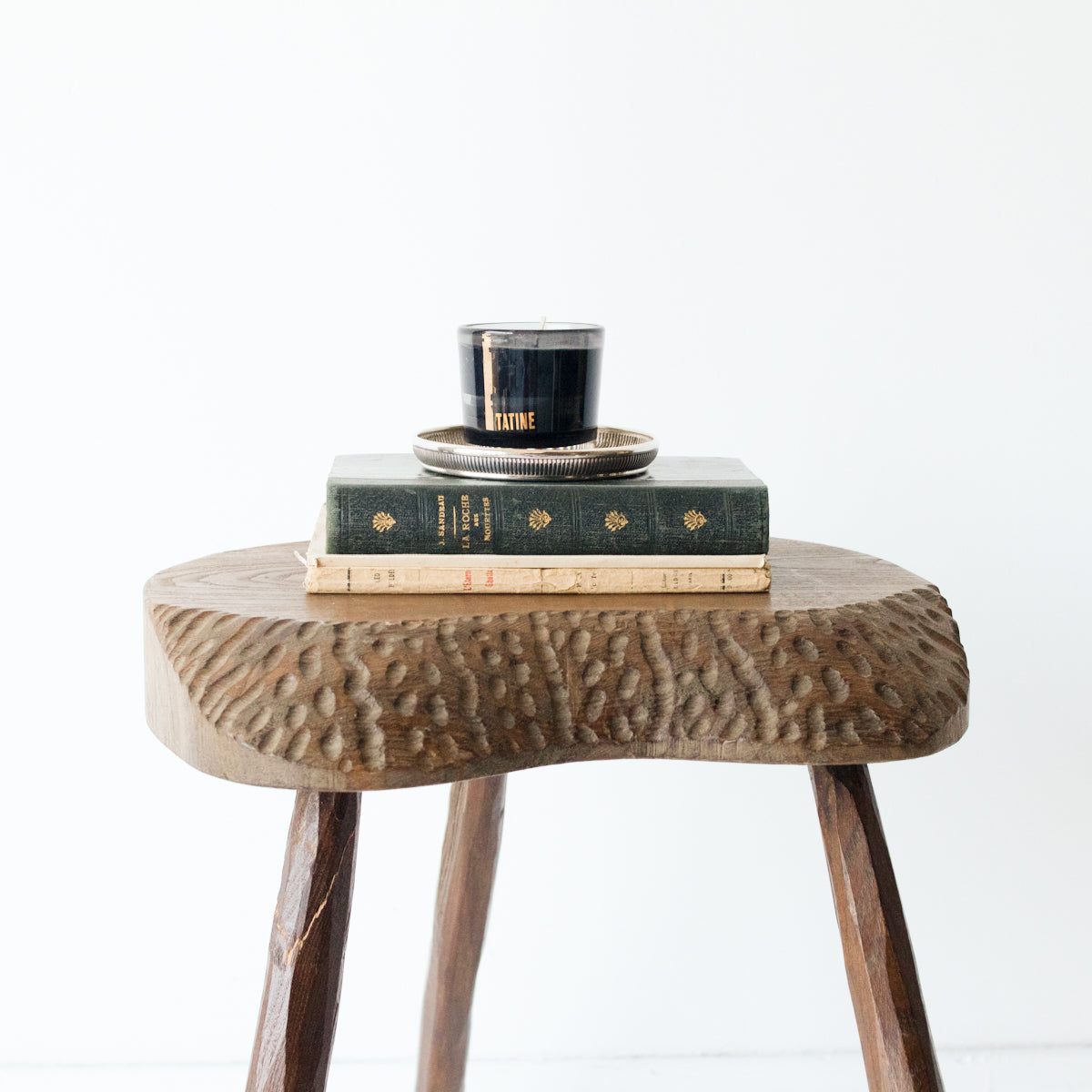 Tabouret tripode sculpté à la main