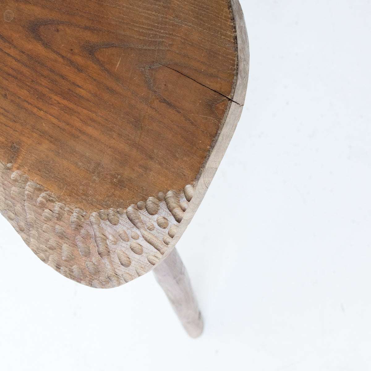 Tabouret tripode sculpté à la main