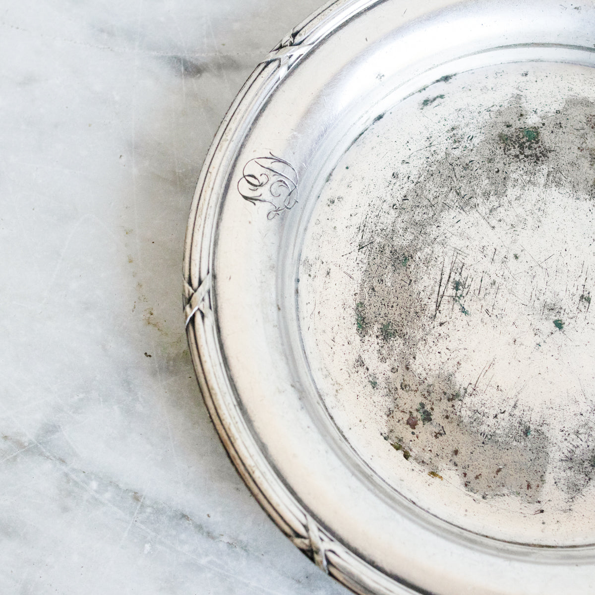 Cloche en verre avec dessous de verre en argent