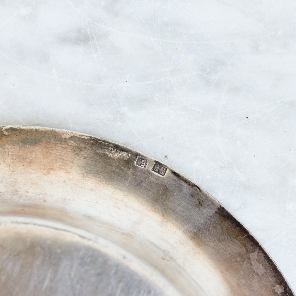 Cloche en verre avec dessous de verre en argent
