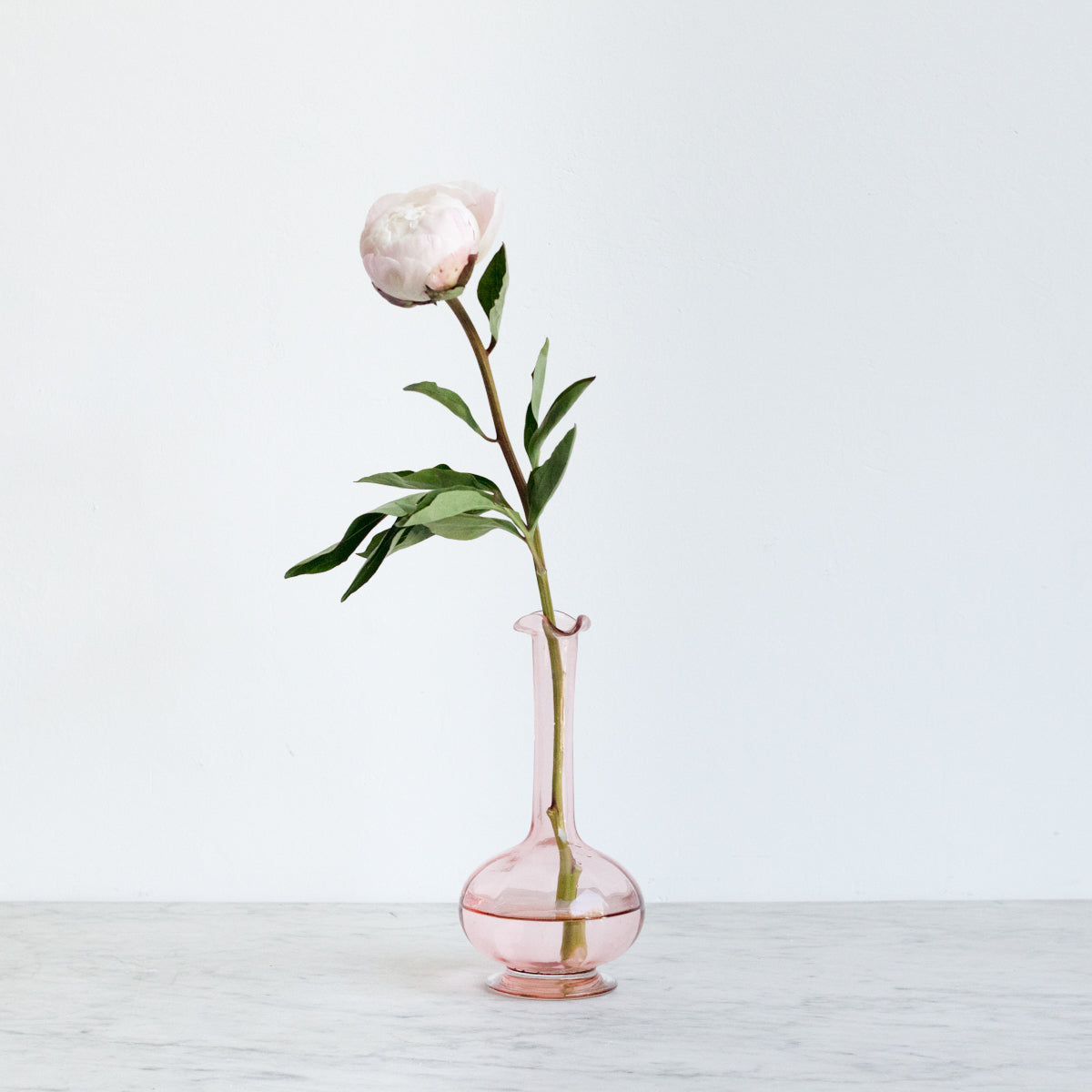 Carafe en verre rose