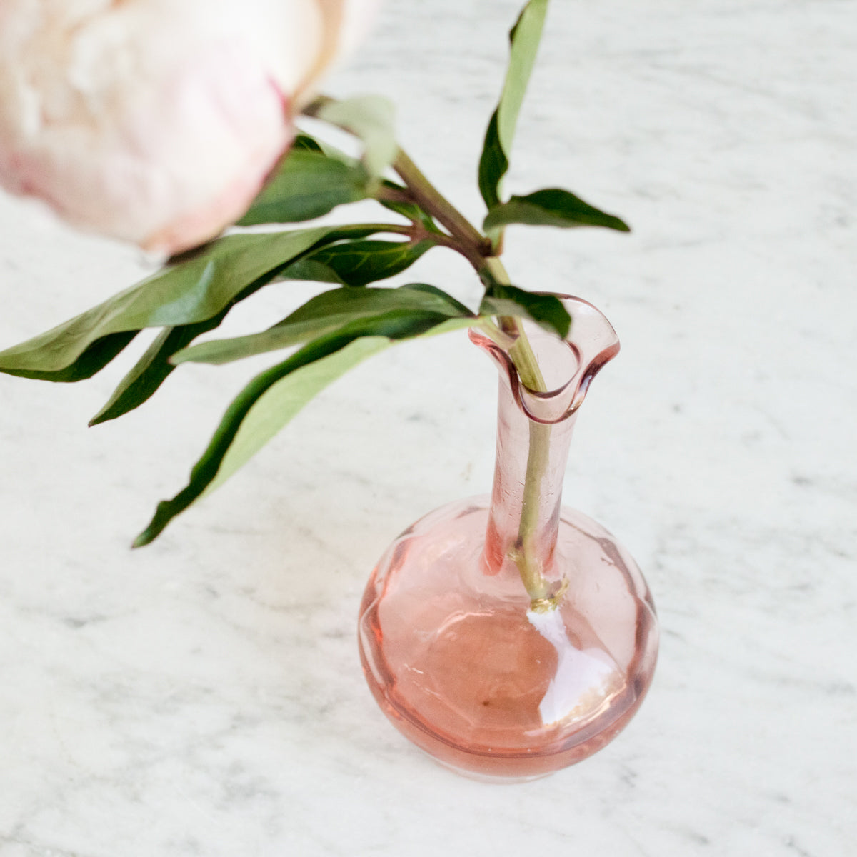 Carafe en verre rose