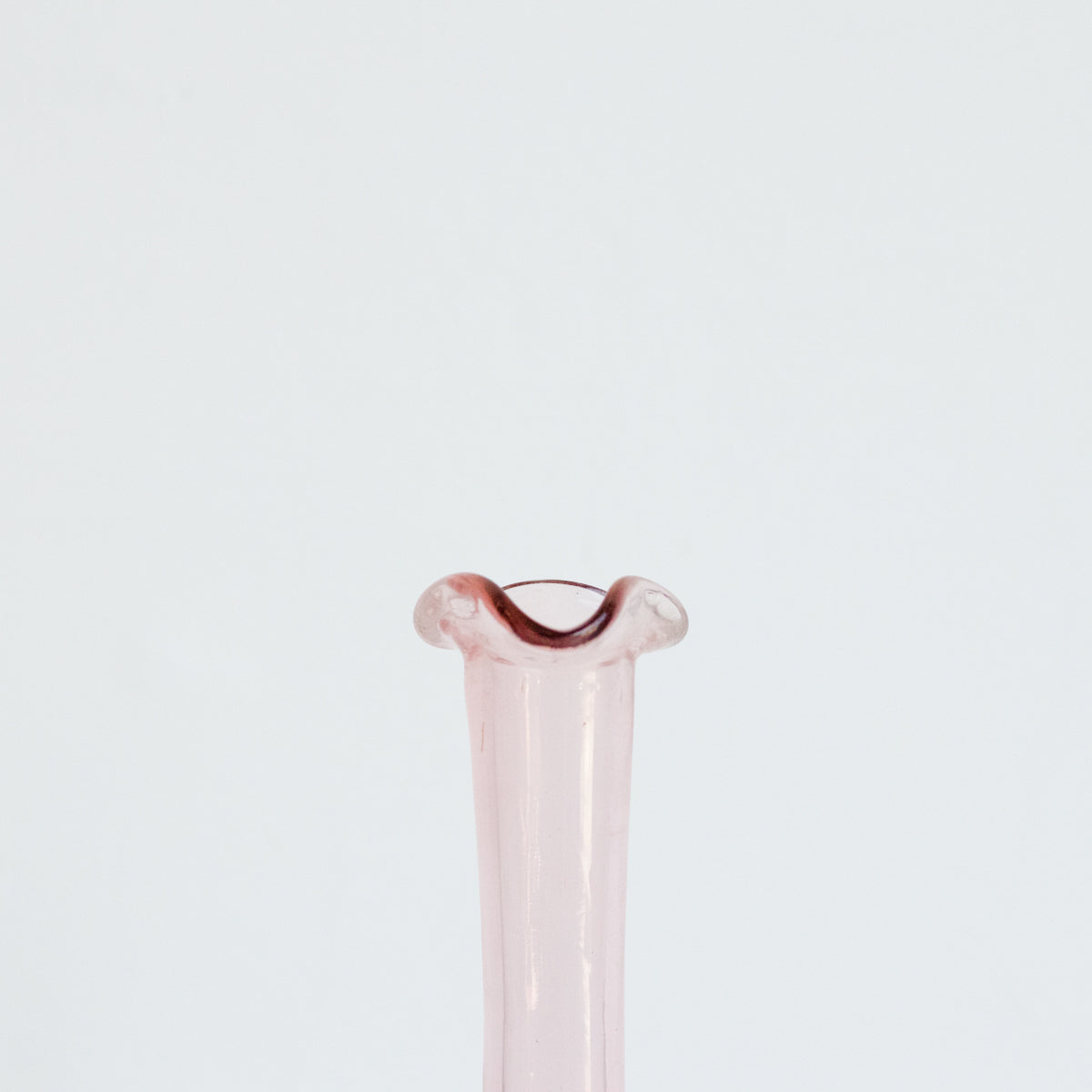 Carafe en verre rose