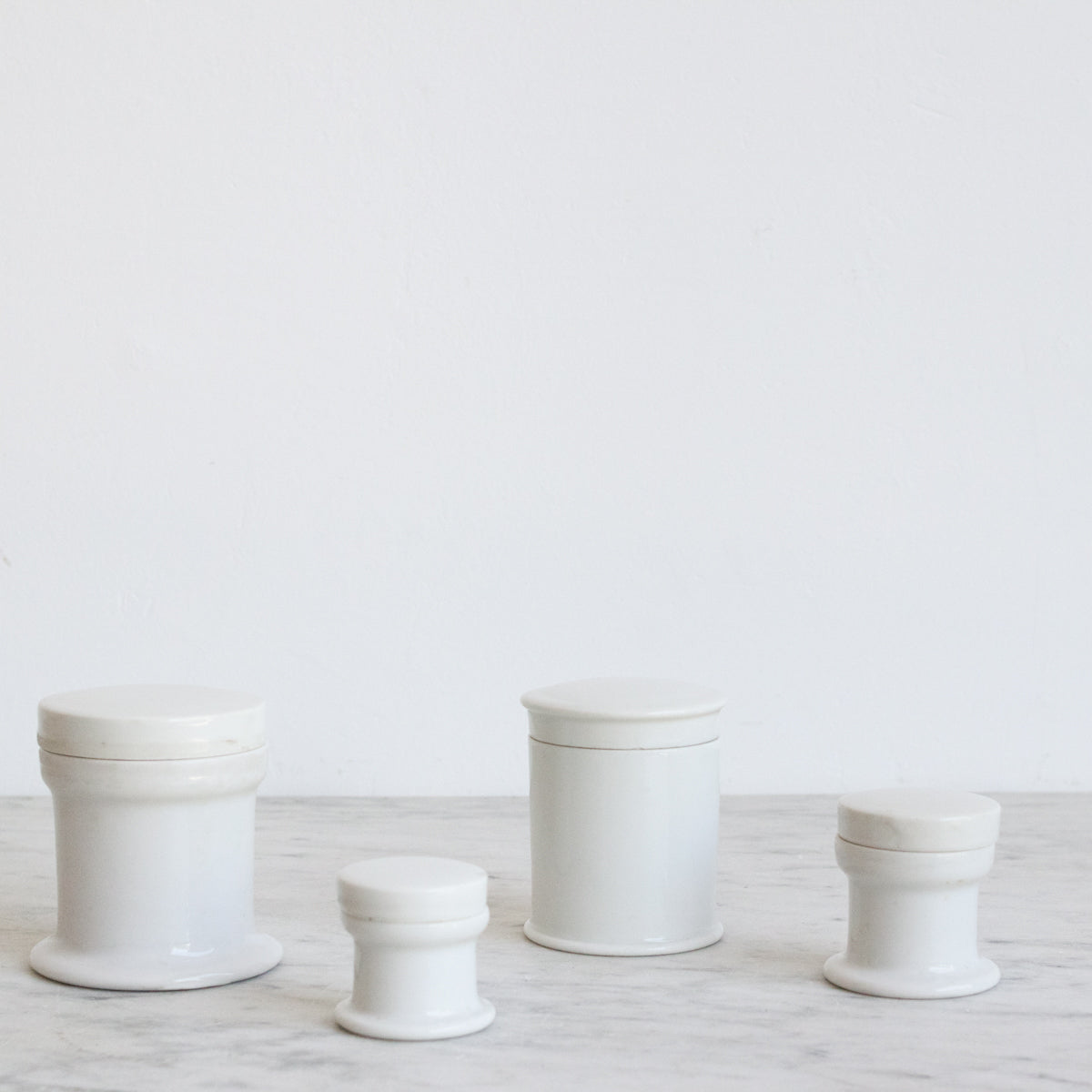 Lot de 4 boîtes en porcelaine