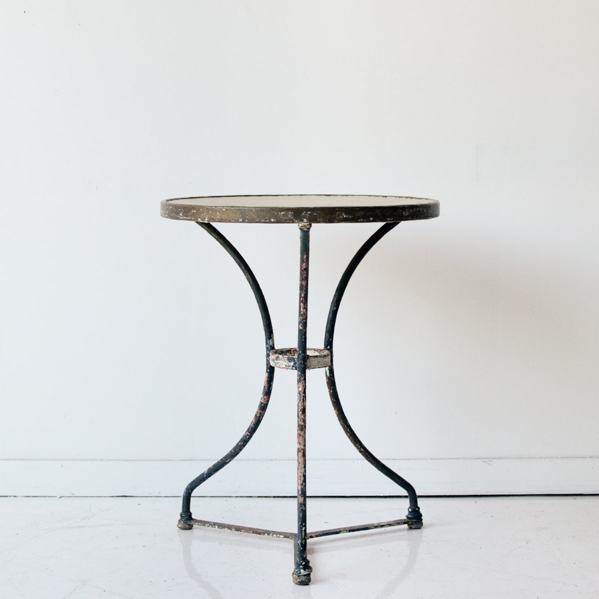 Table de bistrot parisienne antique