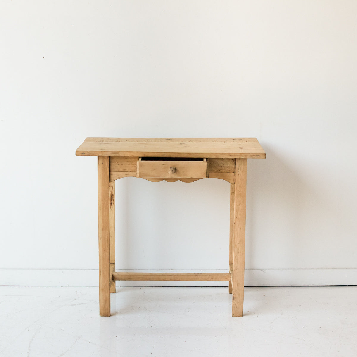 Table de chevet en bois brut