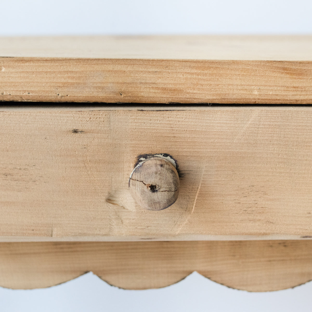 Table de chevet en bois brut