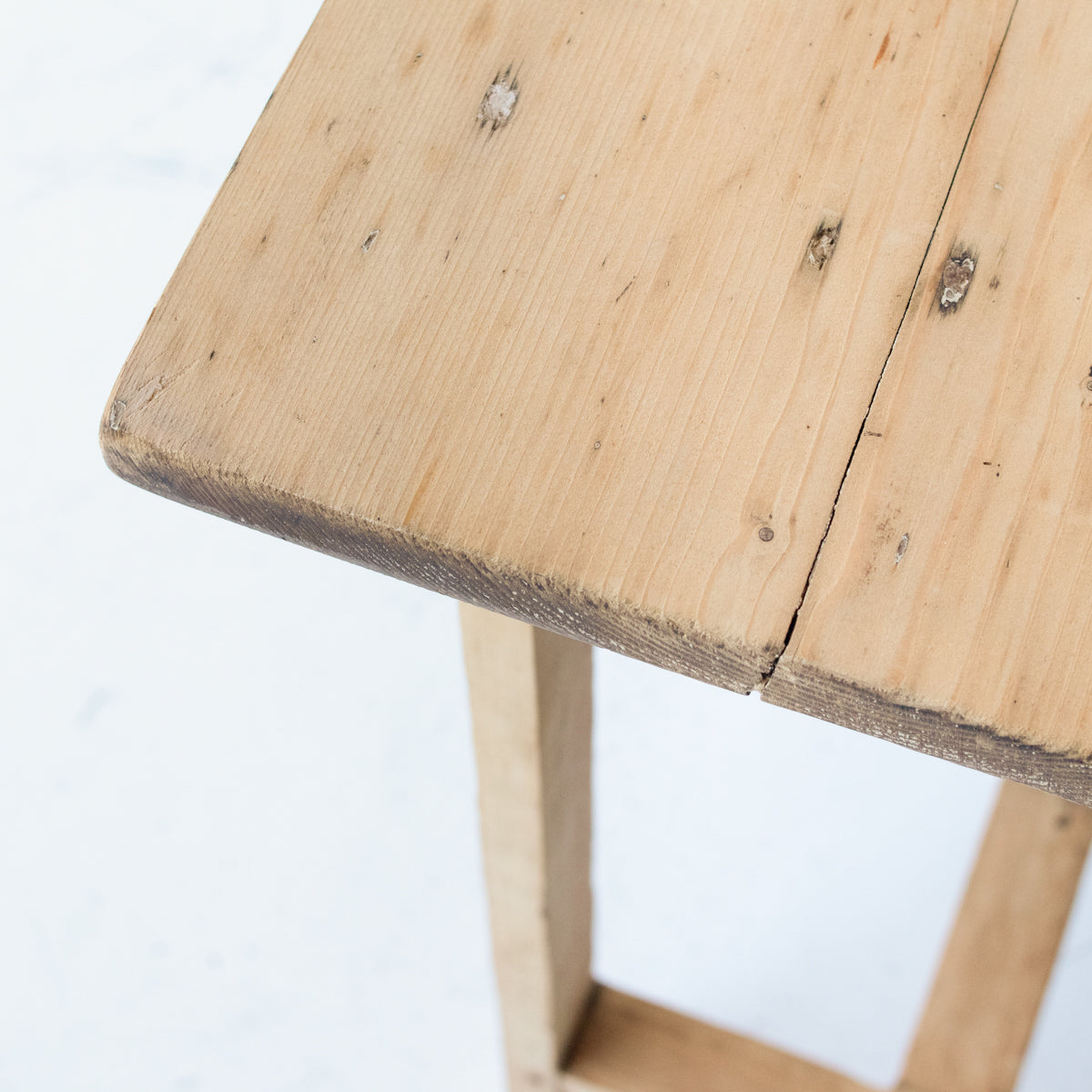 Table de chevet en bois brut