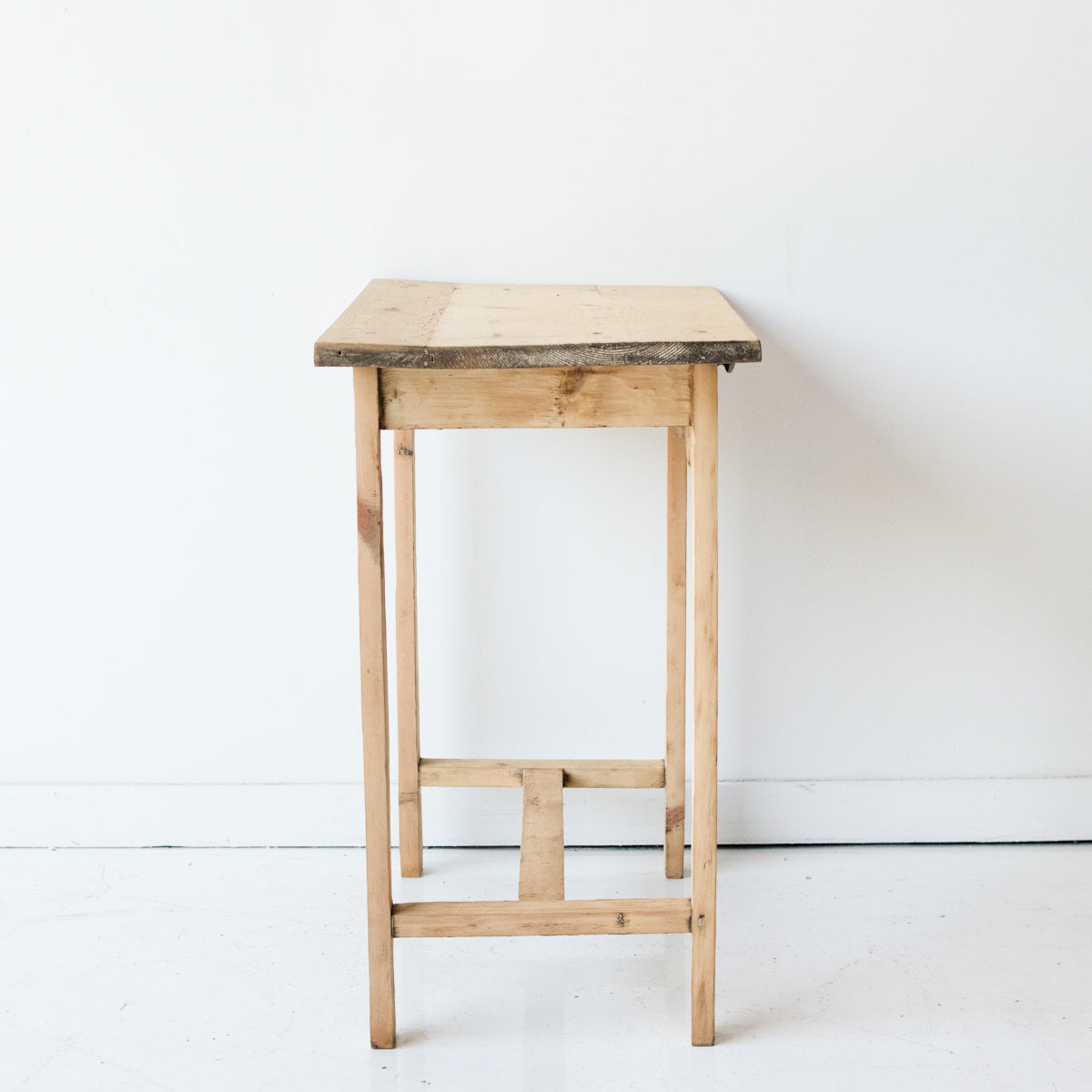 Table de chevet en bois brut