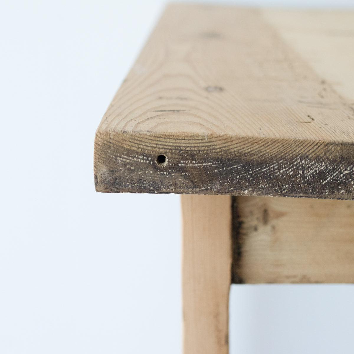 Table de chevet en bois brut