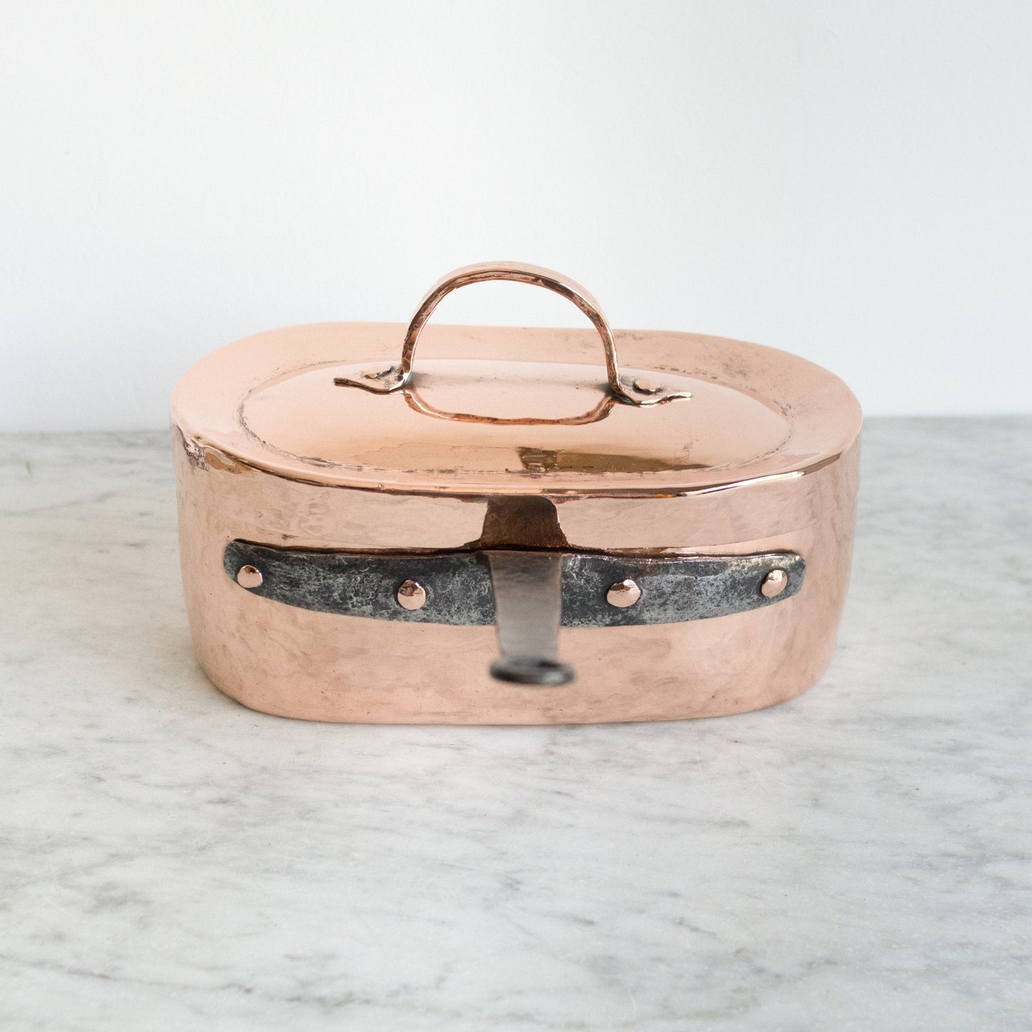 Pot en cuivre antique avec couvercle