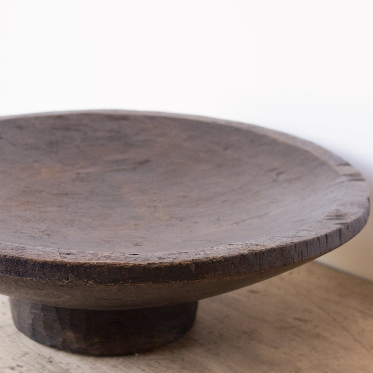 Grand bol en bois primitif