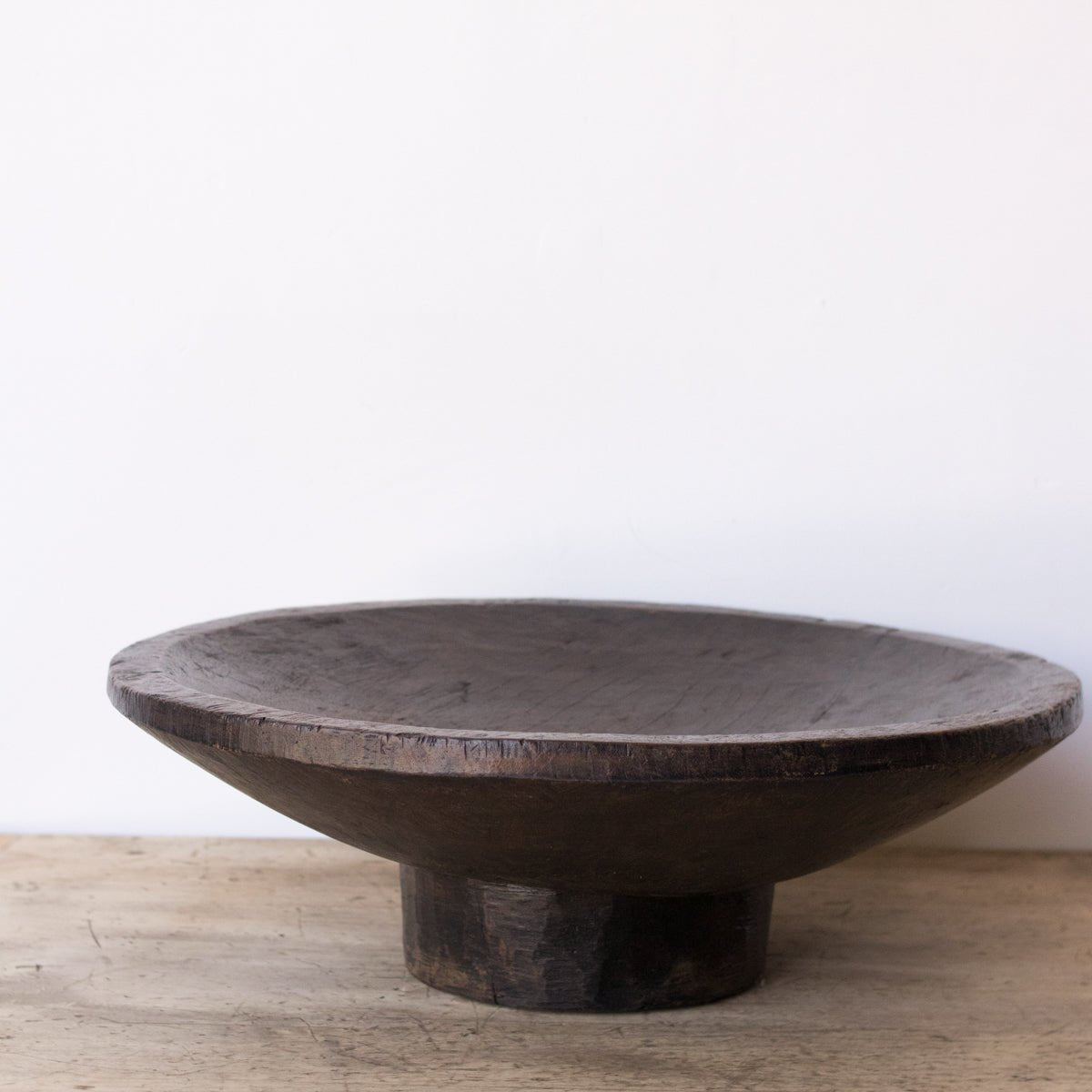 Grand bol en bois primitif