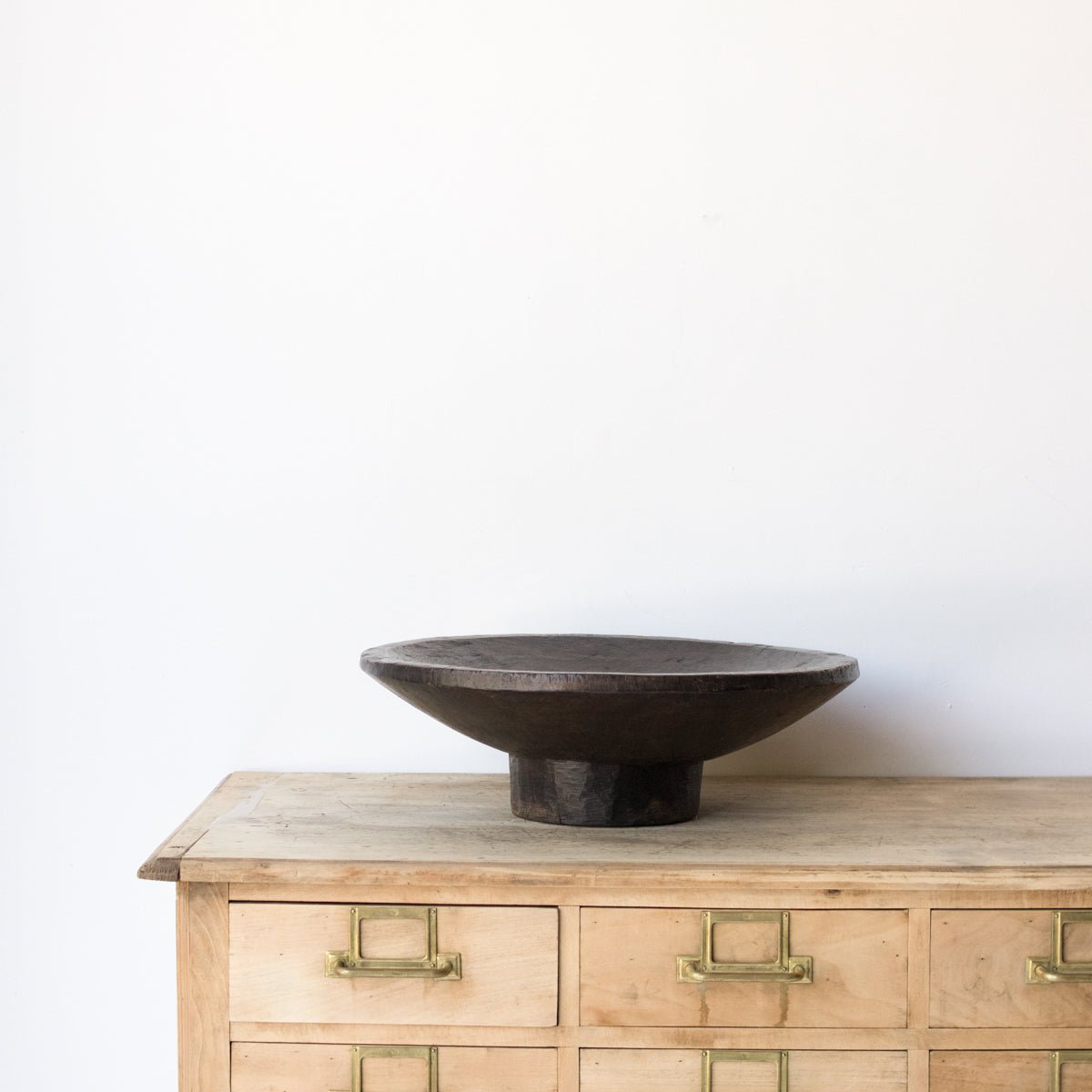 Grand bol en bois primitif