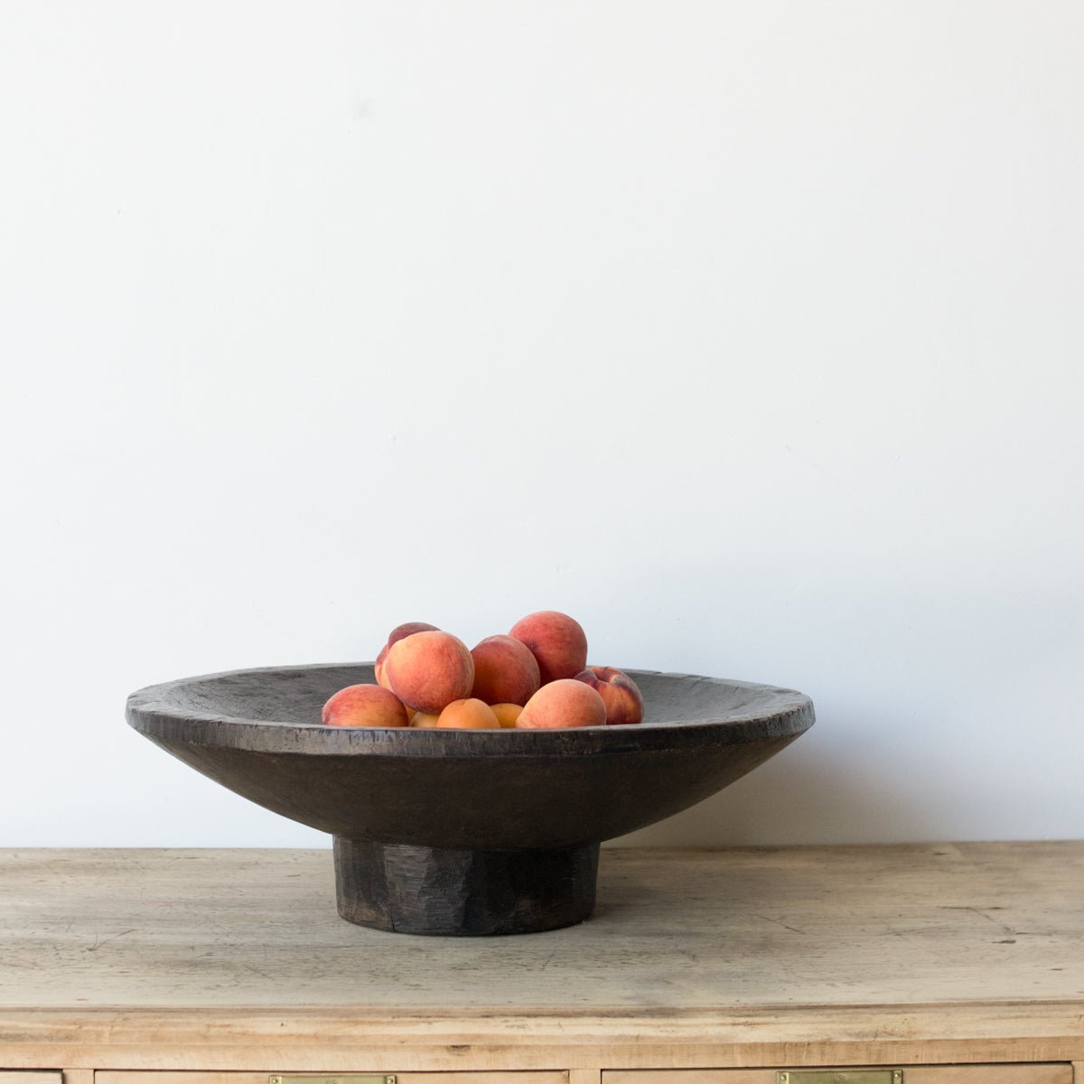 Grand bol en bois primitif