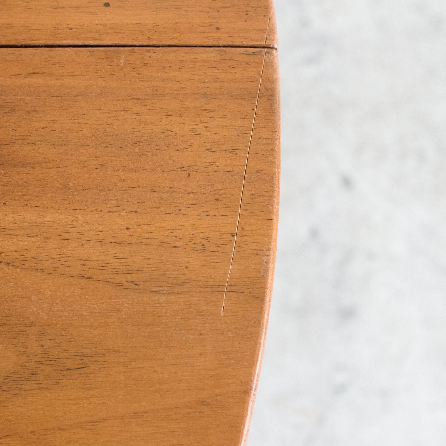 Table Louis XVI avec accents en laiton