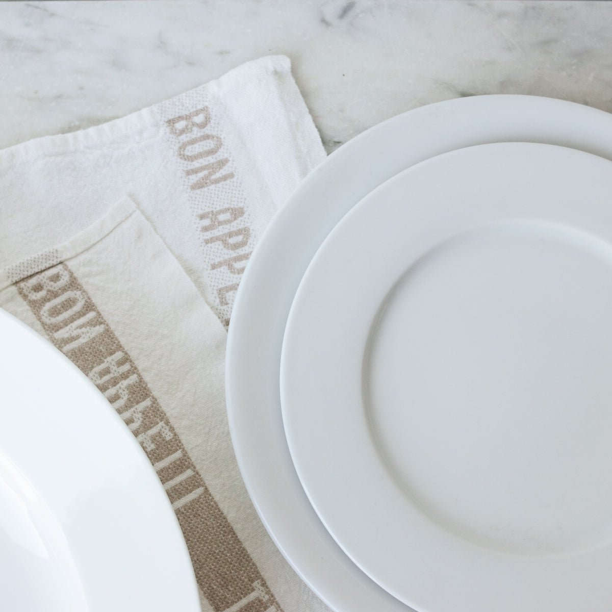 Trio de plats ronds en porcelaine