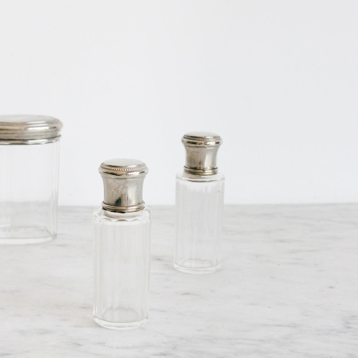Trio de flacons de toilette en verre taillé