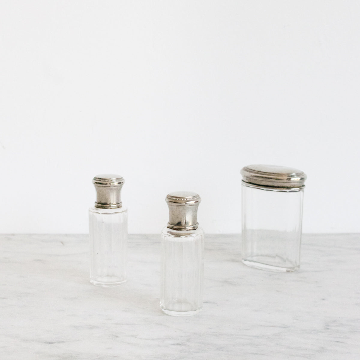 Trio de flacons de toilette en verre taillé