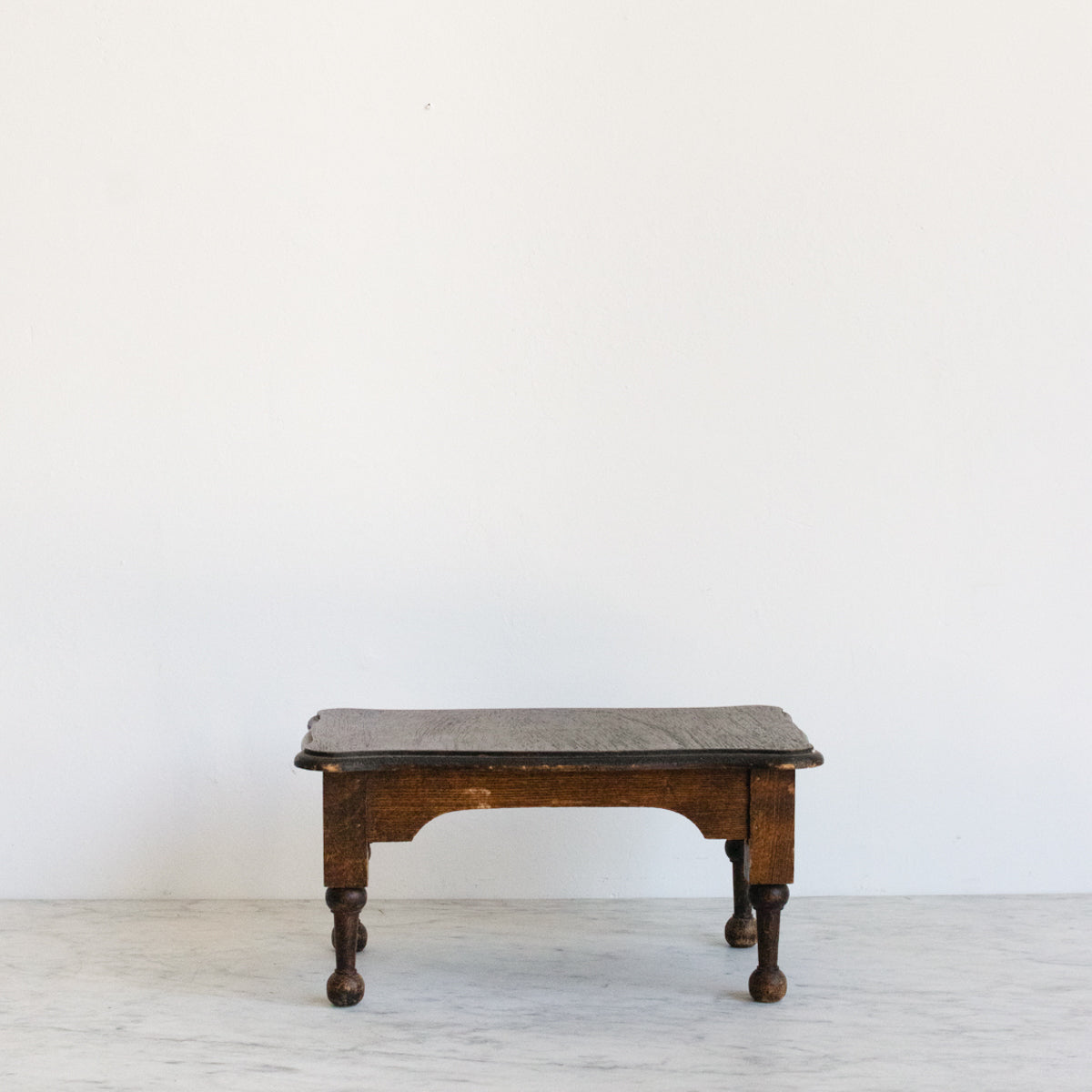 Petit tabouret à pieds tournés