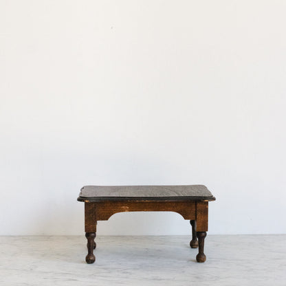 Petit tabouret à pieds tournés