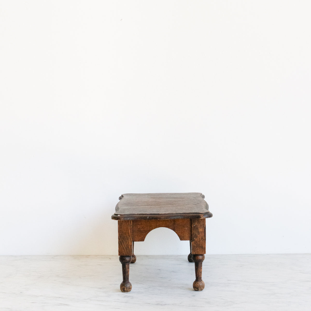 Petit tabouret à pieds tournés