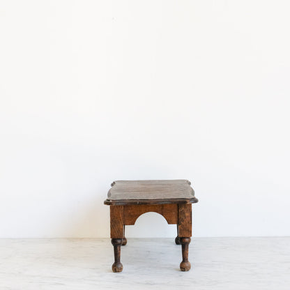 Petit tabouret à pieds tournés