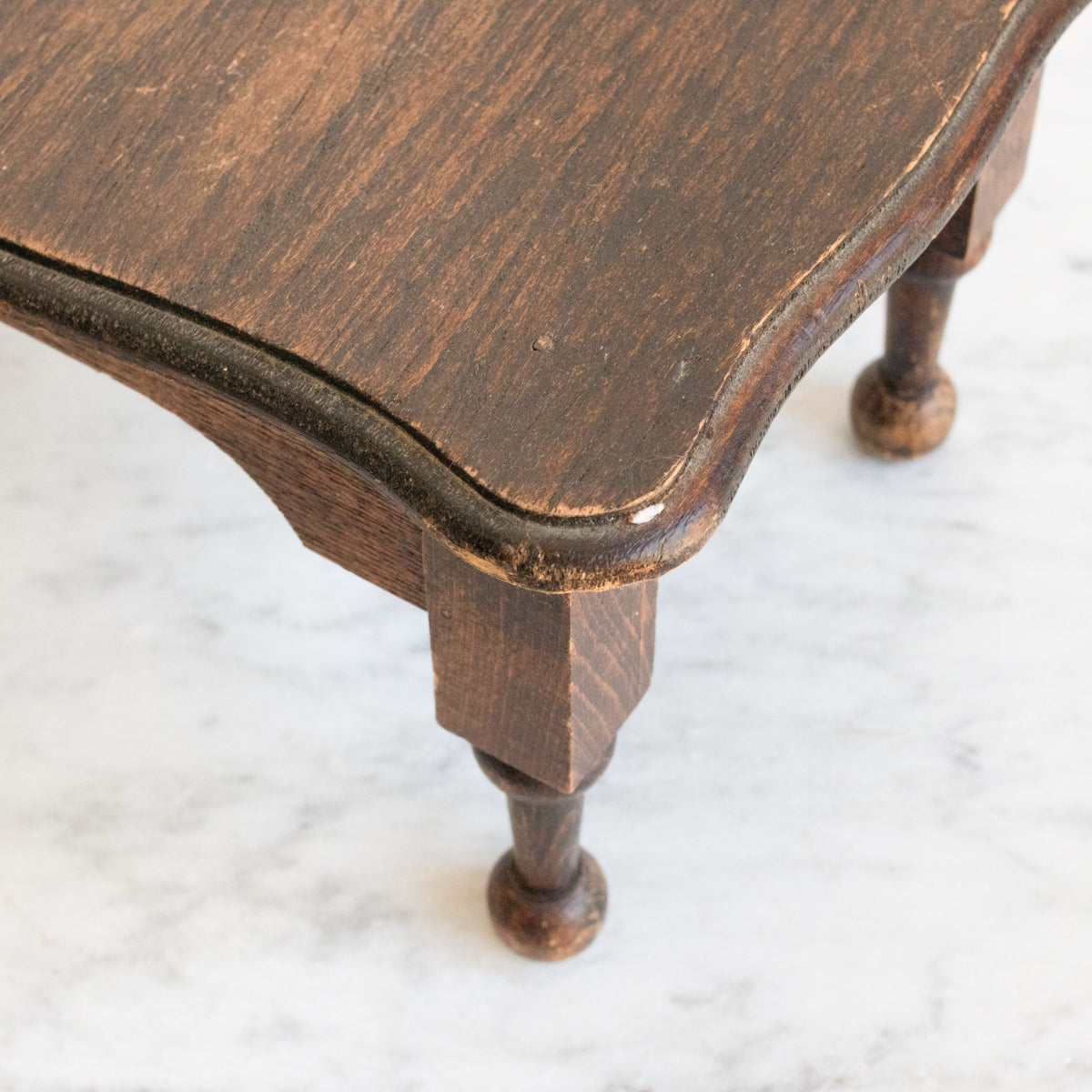 Petit tabouret à pieds tournés