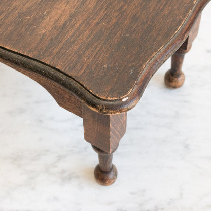 Petit tabouret à pieds tournés