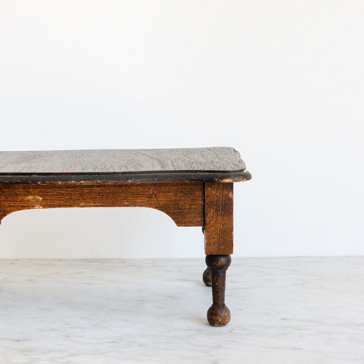 Petit tabouret à pieds tournés