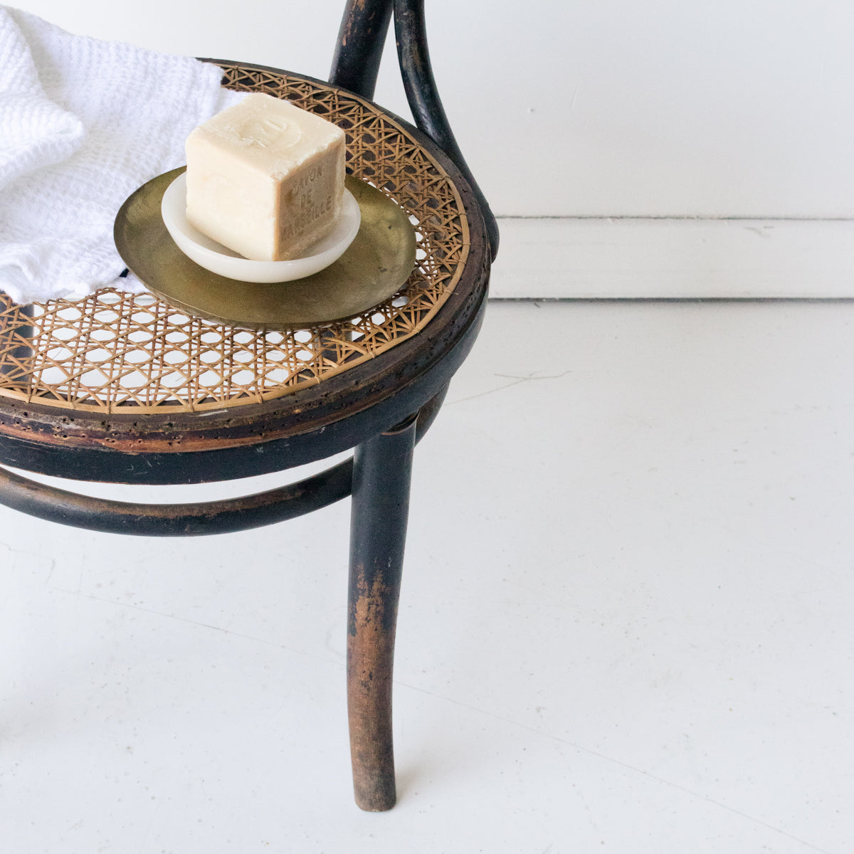 Tabouret en bois courbé avec assise en rotin