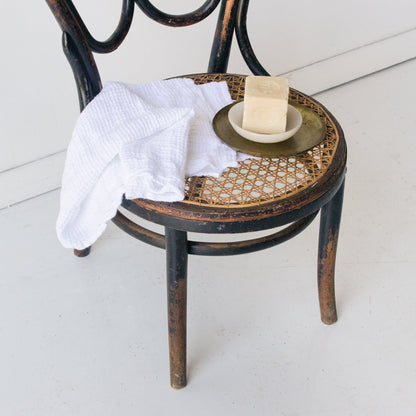 Tabouret en bois courbé avec assise en rotin
