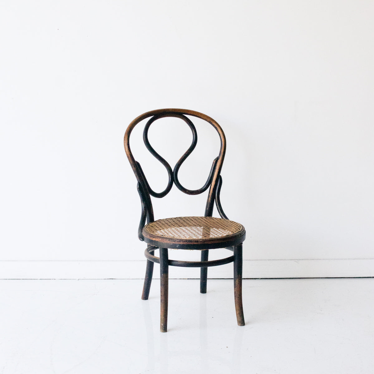 Tabouret en bois courbé avec assise en rotin