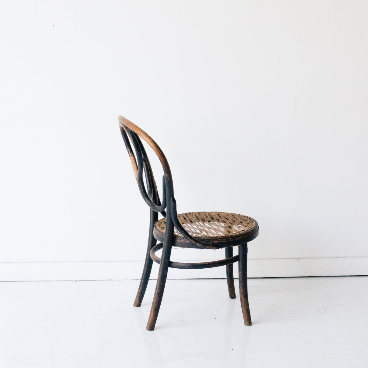 Tabouret en bois courbé avec assise en rotin