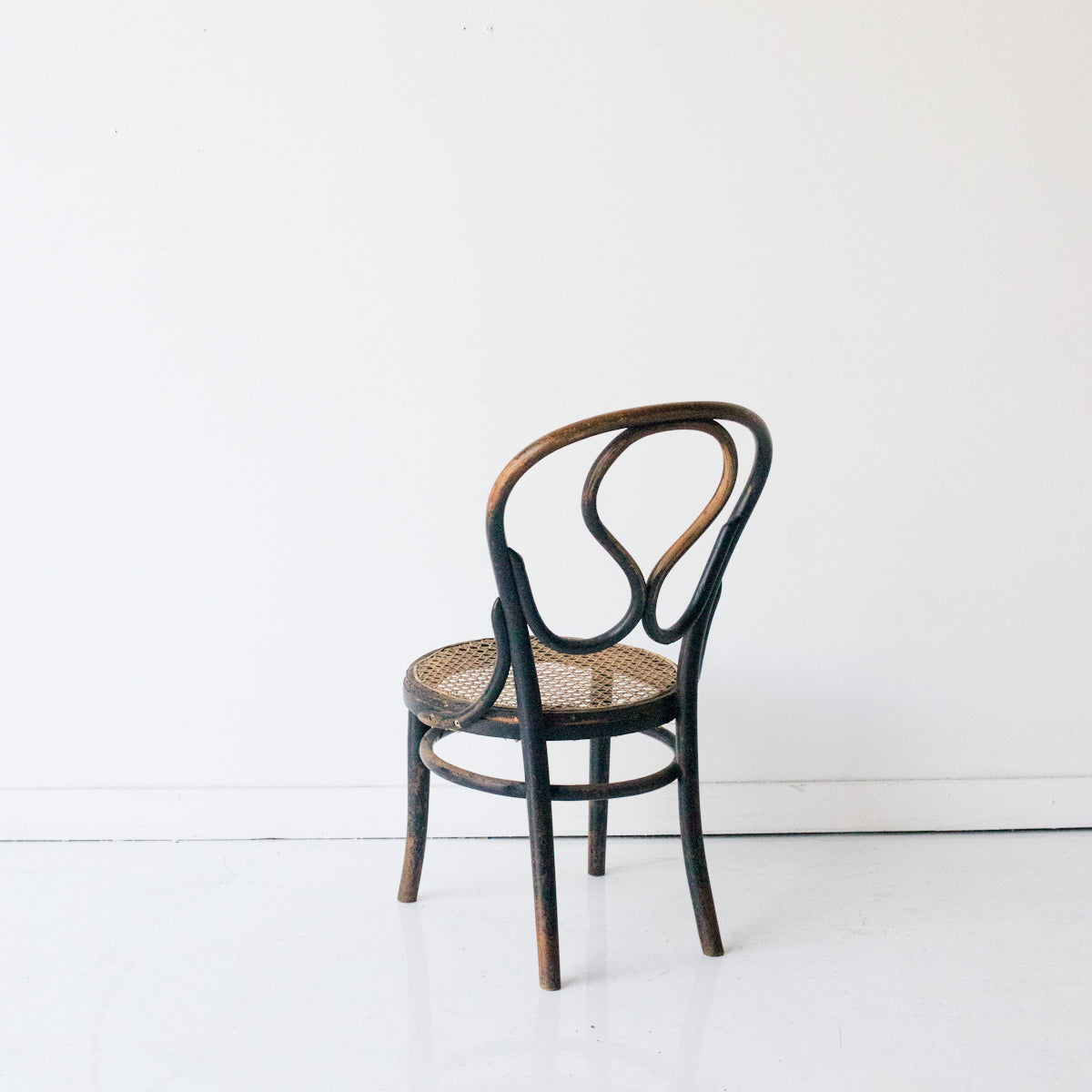 Tabouret en bois courbé avec assise en rotin