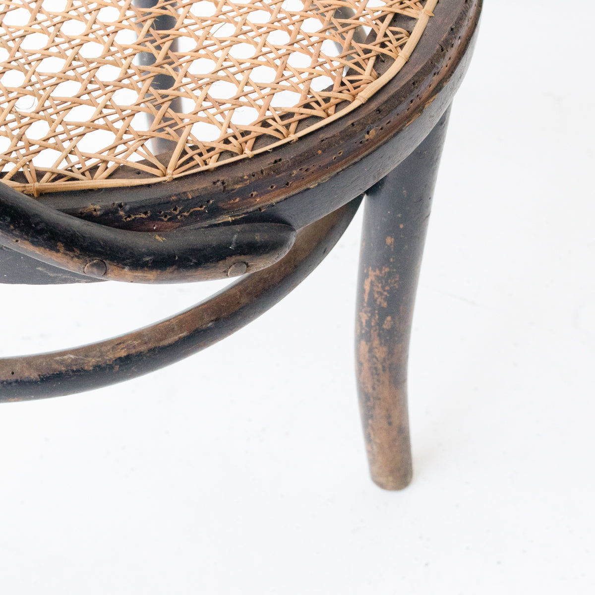 Tabouret en bois courbé avec assise en rotin