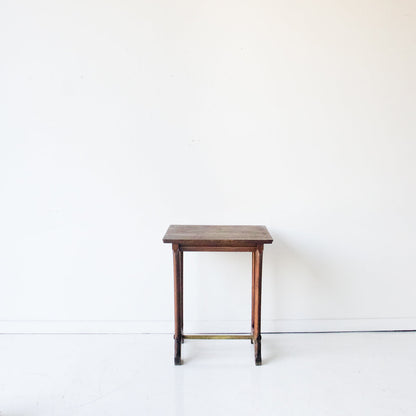 Table de bistrot en chêne avec traverse en laiton