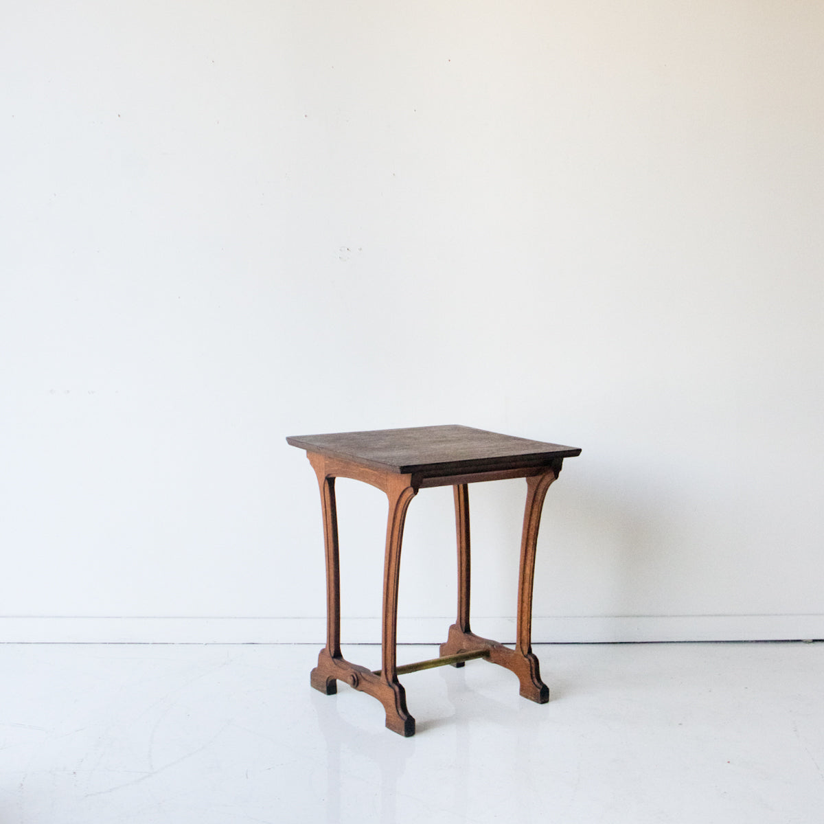 Table de bistrot en chêne avec traverse en laiton
