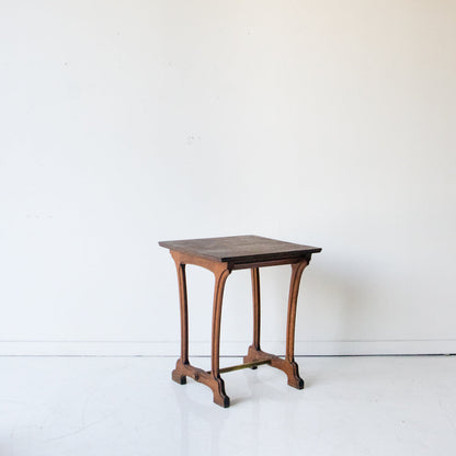 Table de bistrot en chêne avec traverse en laiton