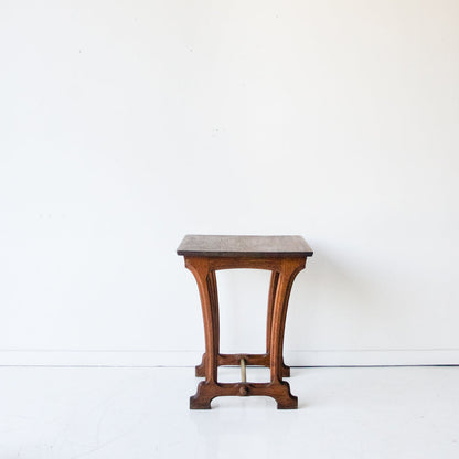 Table de bistrot en chêne avec traverse en laiton