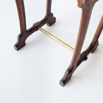 Table de bistrot en chêne avec traverse en laiton