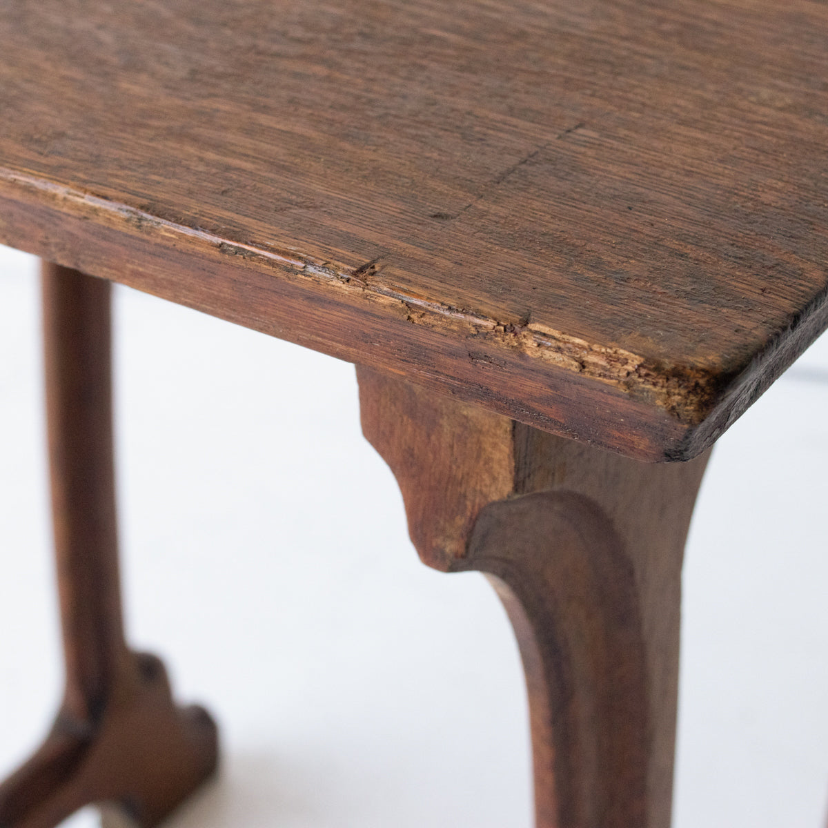 Table de bistrot en chêne avec traverse en laiton