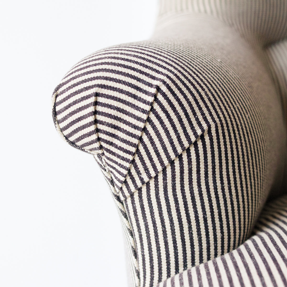 Petite chaise rayée rembourrée