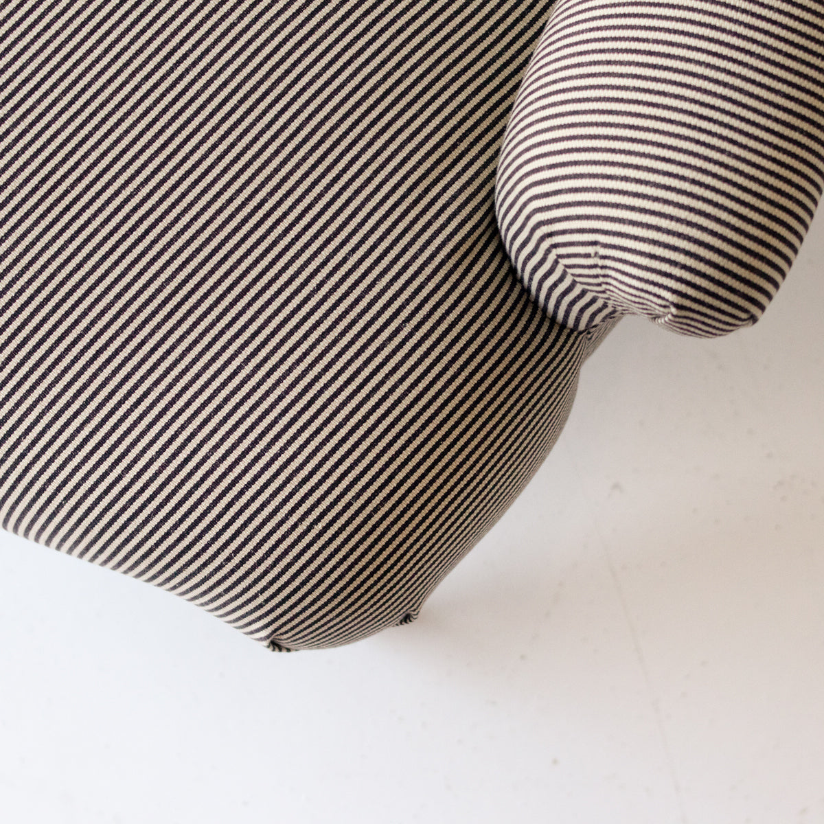 Petite chaise rayée rembourrée