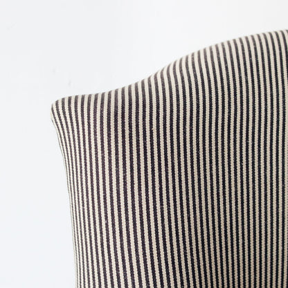 Petite chaise rayée rembourrée